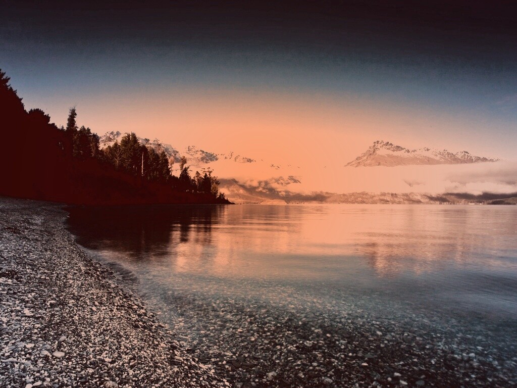 Озеро в предгорье обои