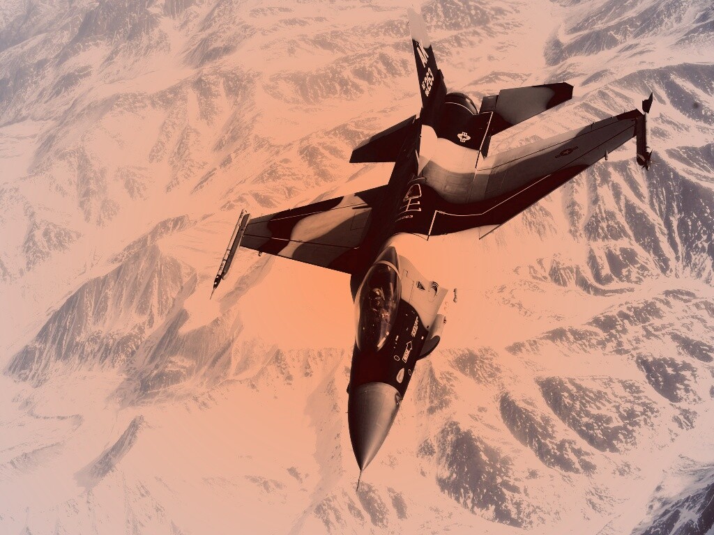 Истребитель над снежными пиками гор обои