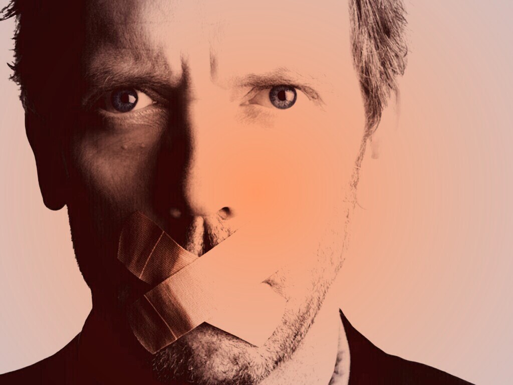 Хаус с пластырем на рту обои