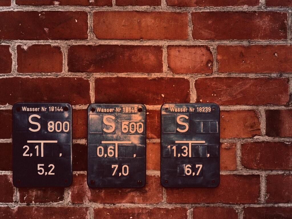 Стена с обозначениями обои