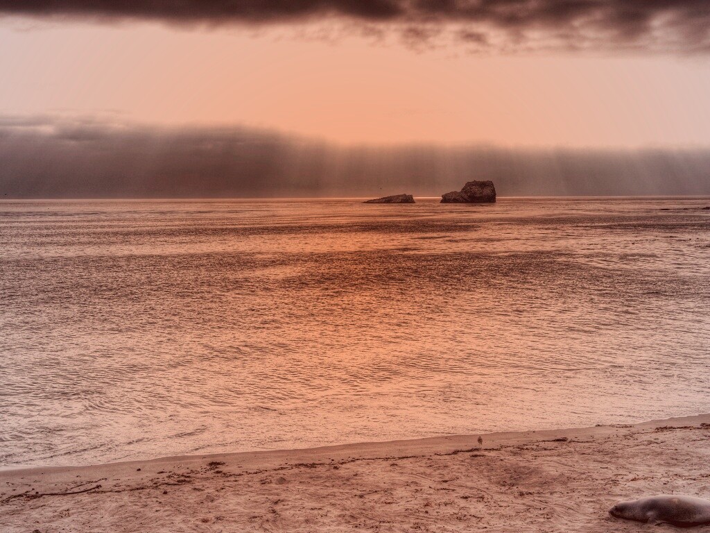 Пляж на фоне светящегосы неба обои