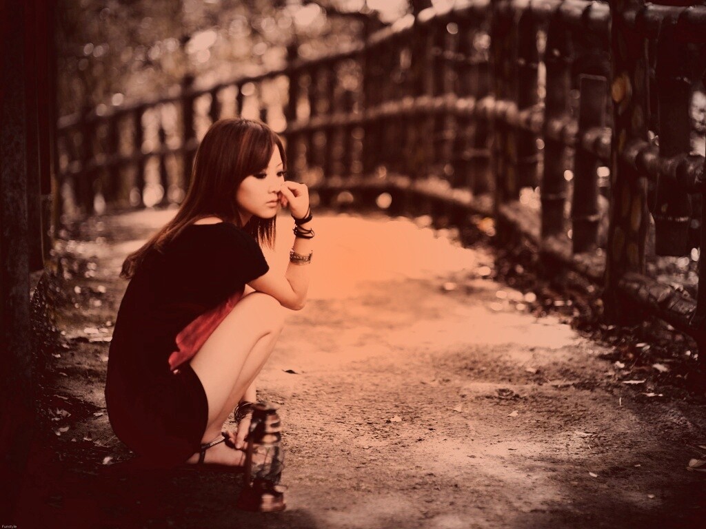 Грустная японская девушка обои