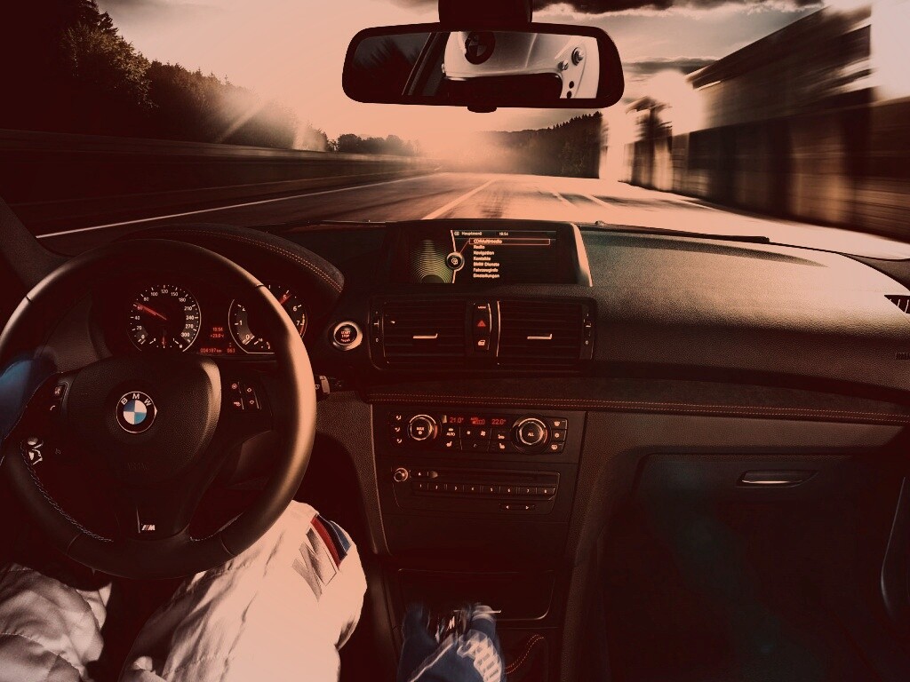 За рулём BMW обои