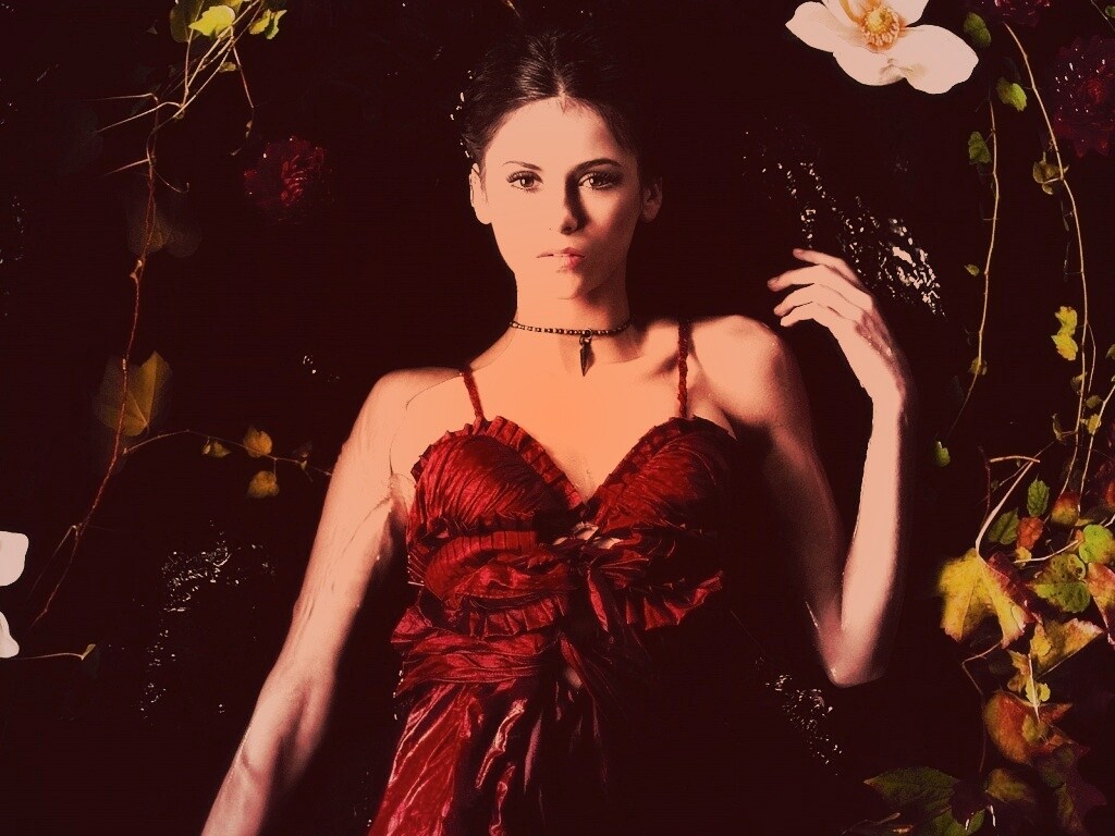 Женщина в красном платье обои