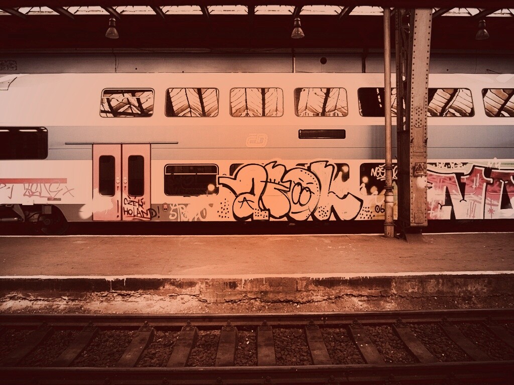 Изрисованный вагон метро обои