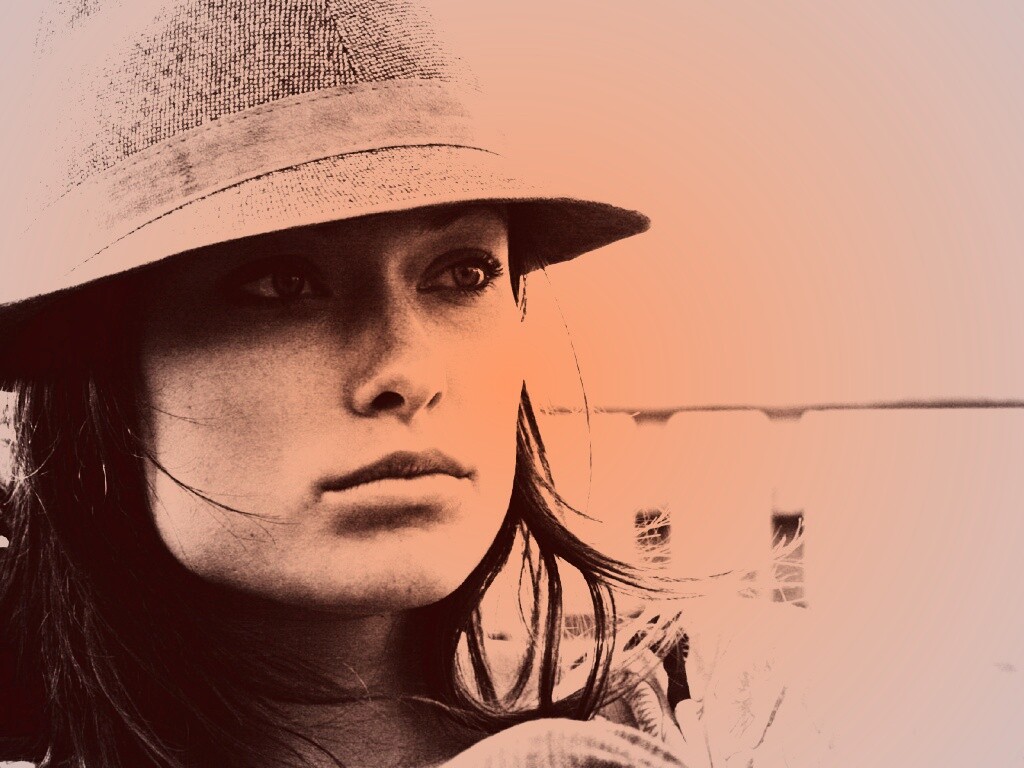 Оливия Уайлд в шикарной шляпе обои