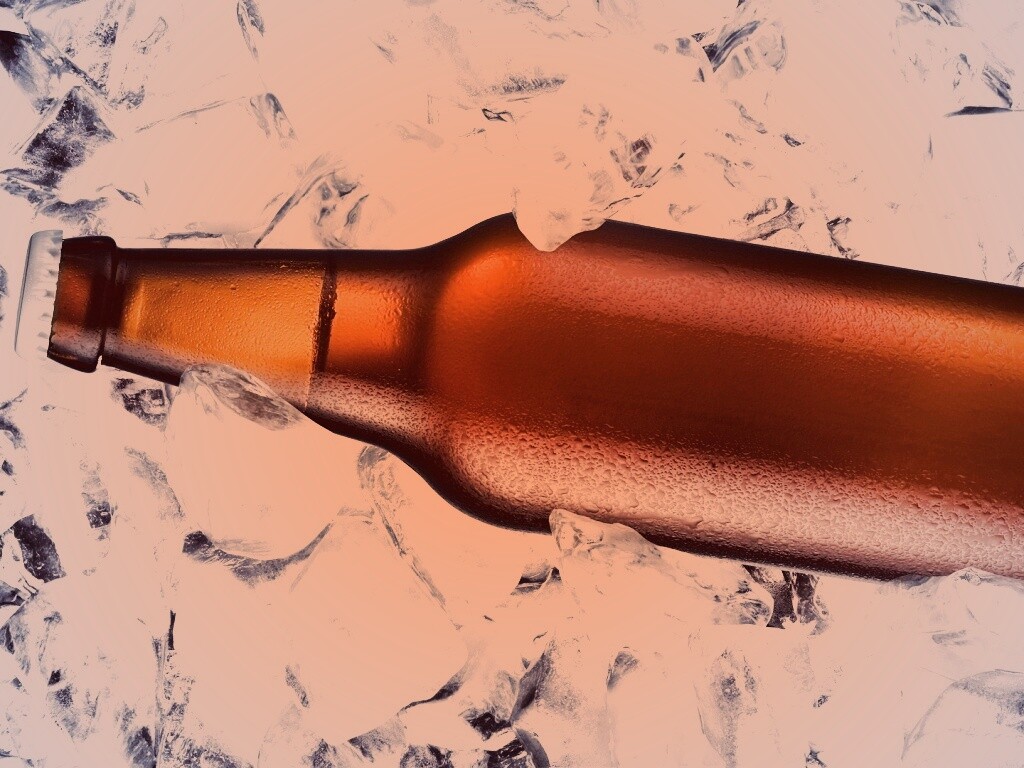 Бутылка пива во льду обои