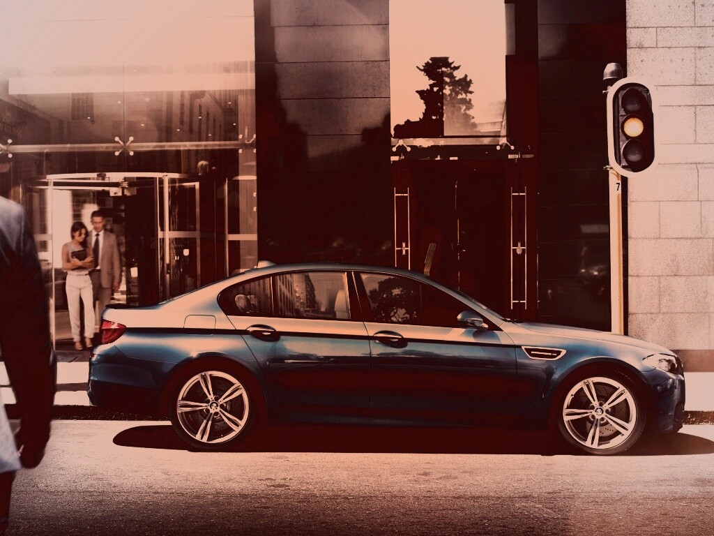 BMW F10 на светофоре обои