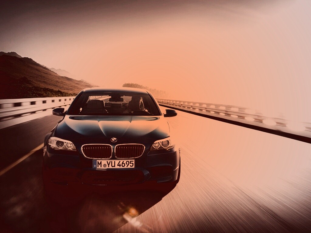 Синий БМВ на дороге обои