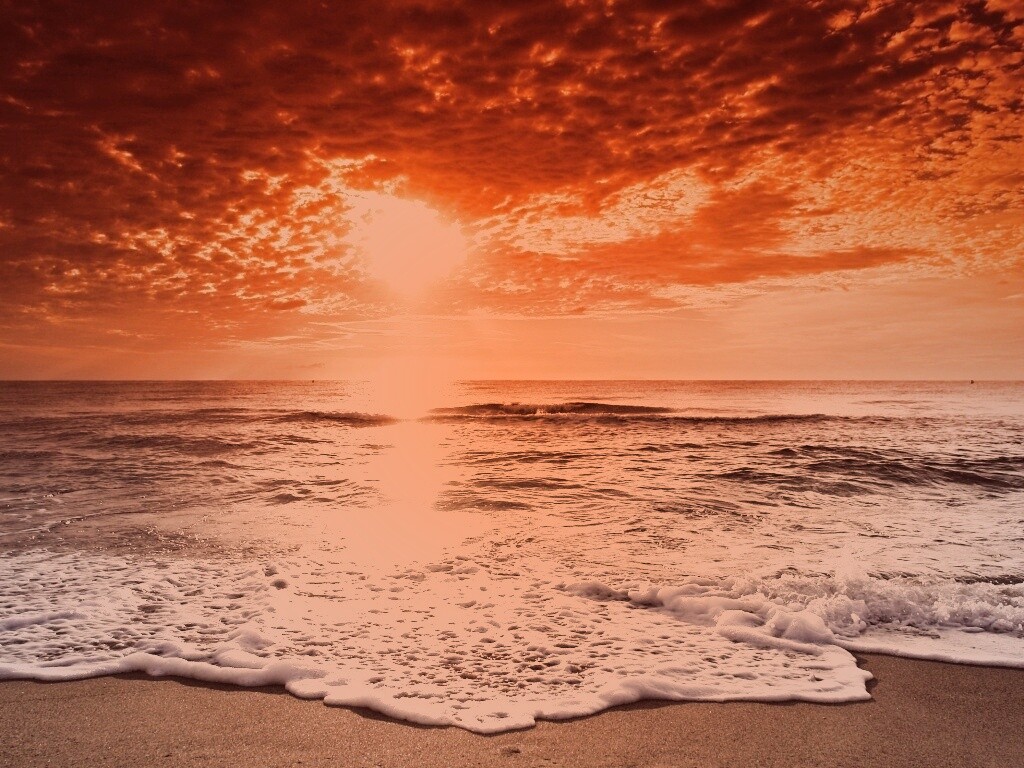 Берег моря в лучах заката обои