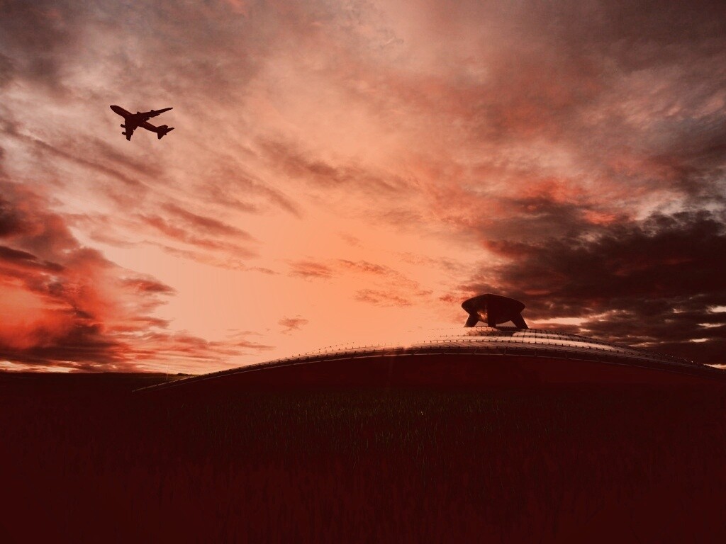 Самолет в закатном небе обои