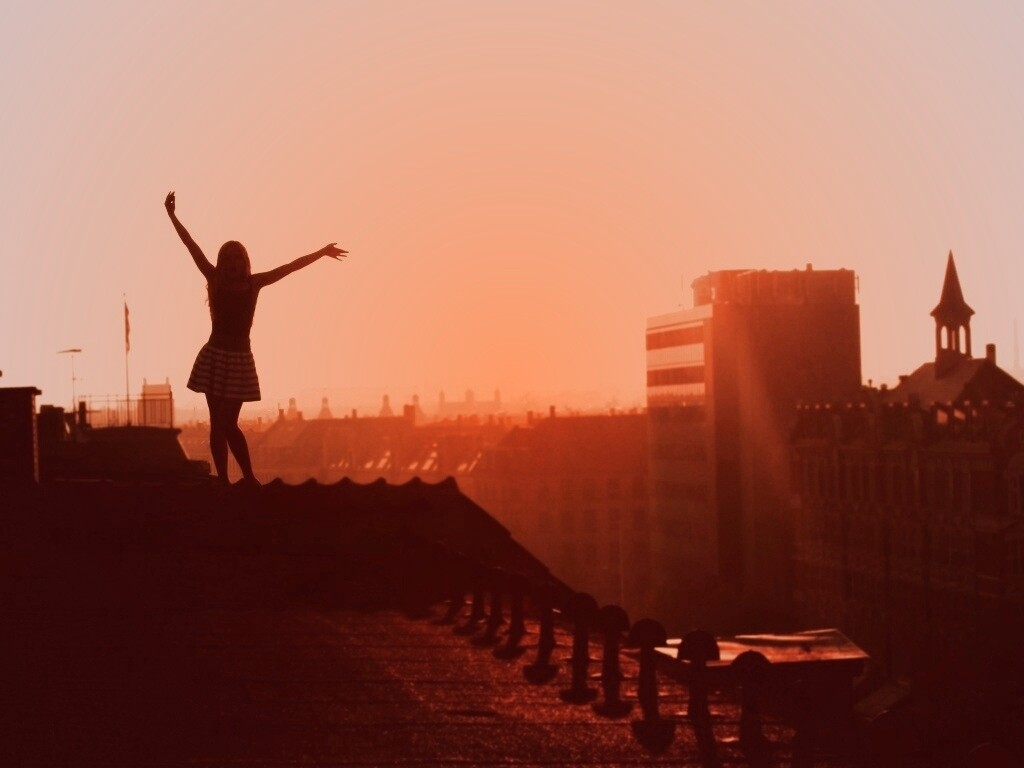 Девушка на крыше обои