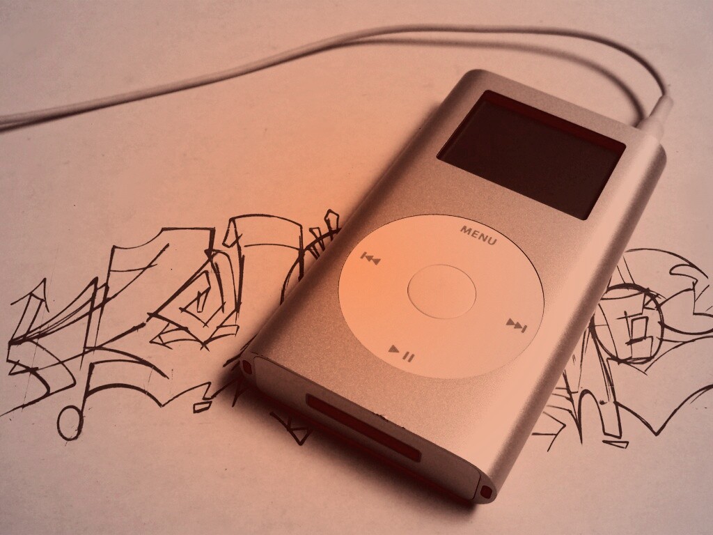 iPod на лиске с граффити обои