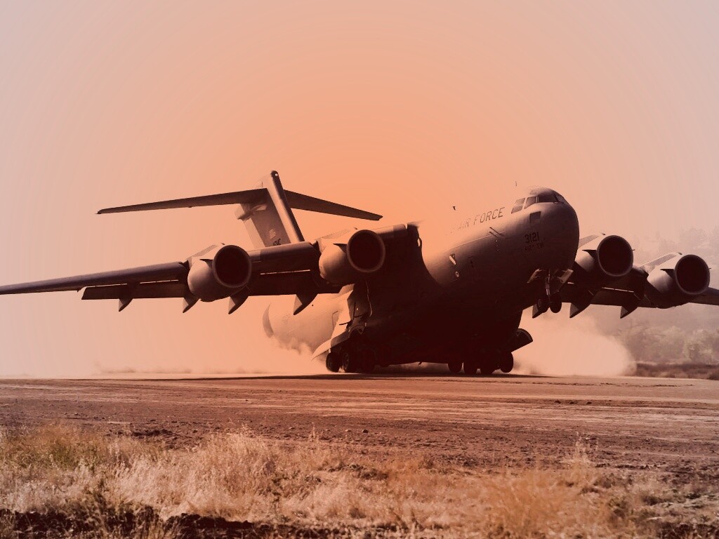 Грузовой самолёт на посадке обои