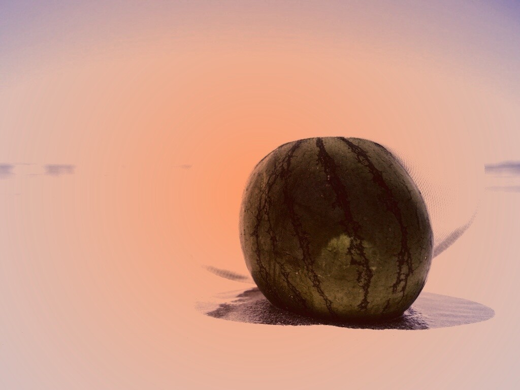 Арбуз в летней шляпке на пляже обои