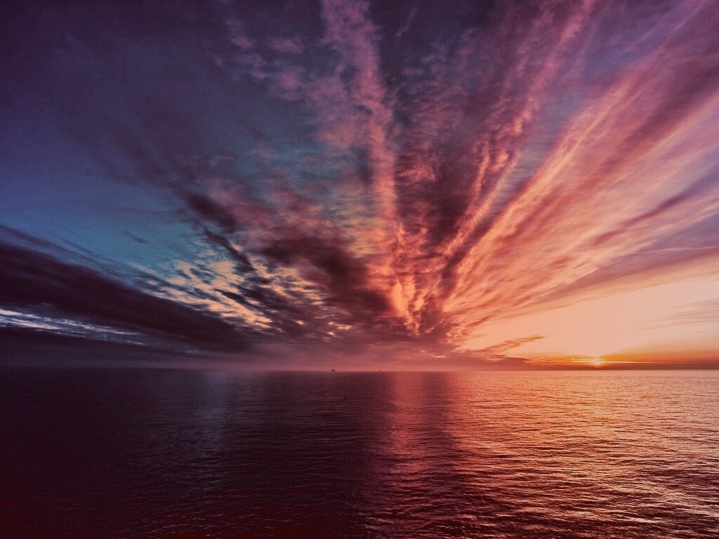Закатное небо над морем обои