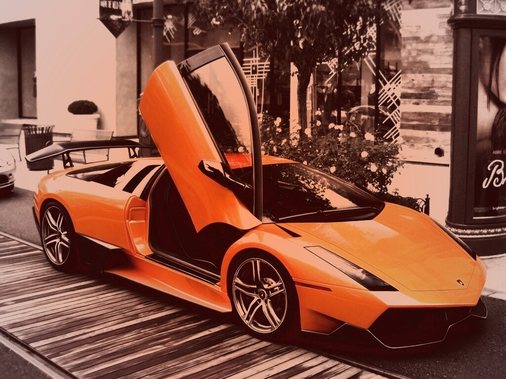 Оранжевая ламборджини на улице обои