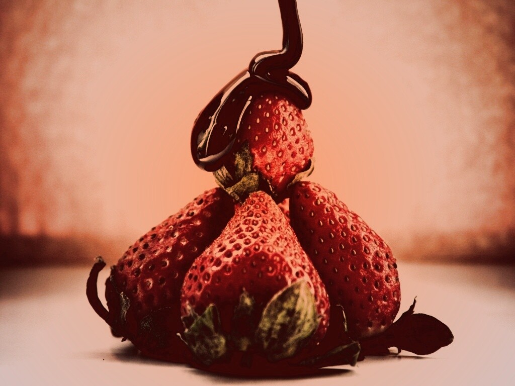 Аппетитная клубничка с шоколадом обои