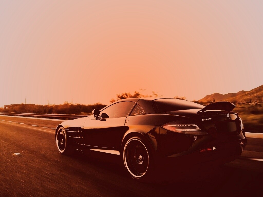 Черный автомобиль уезжает в закат обои
