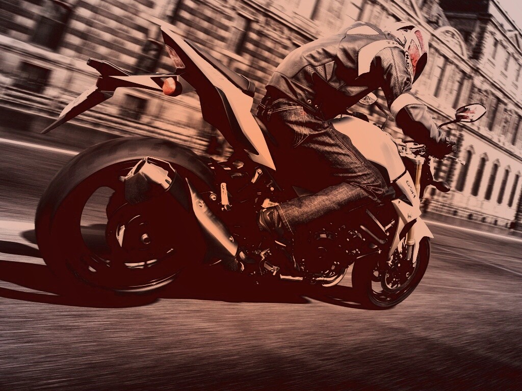 Мотоциклист мчится по городу обои
