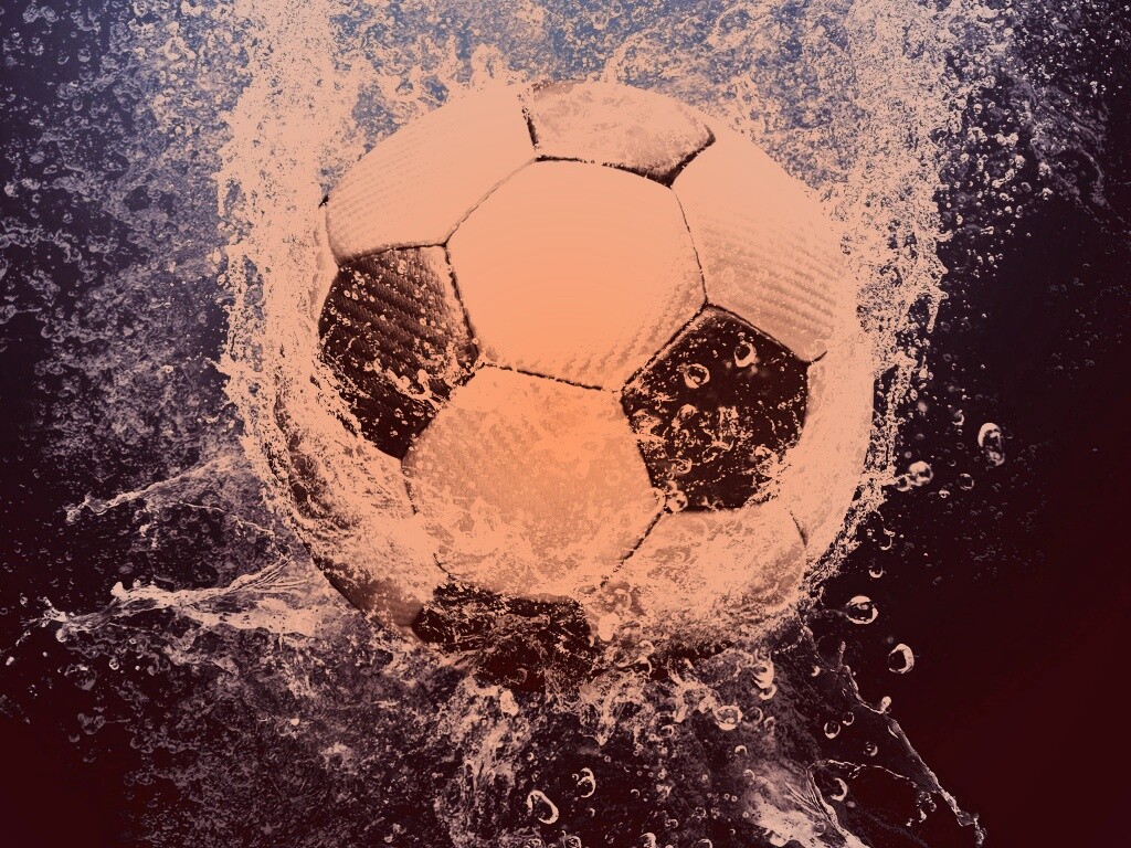 Футбольный мяч в воде обои