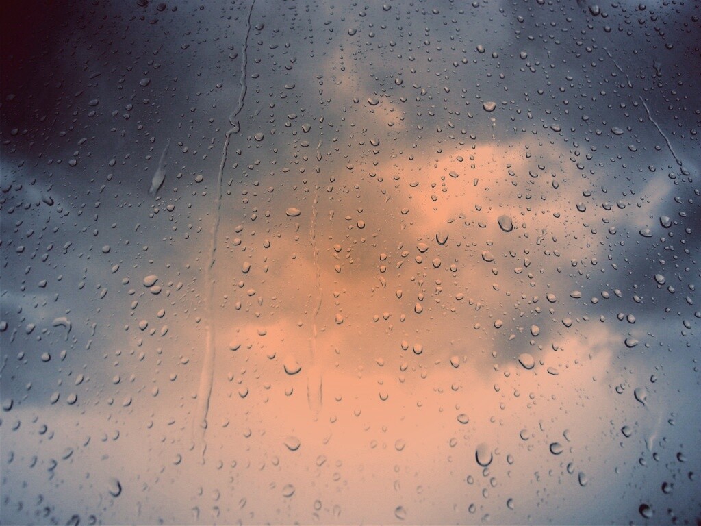 Капли на стекле обои