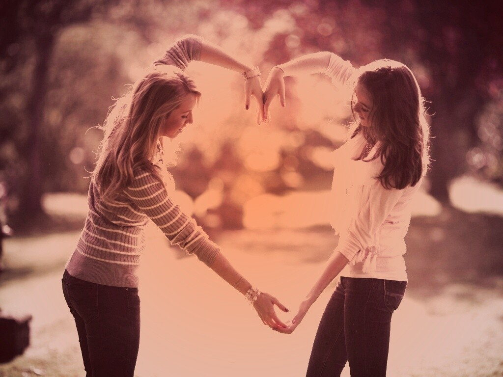 Две девушки и сердце из рук обои