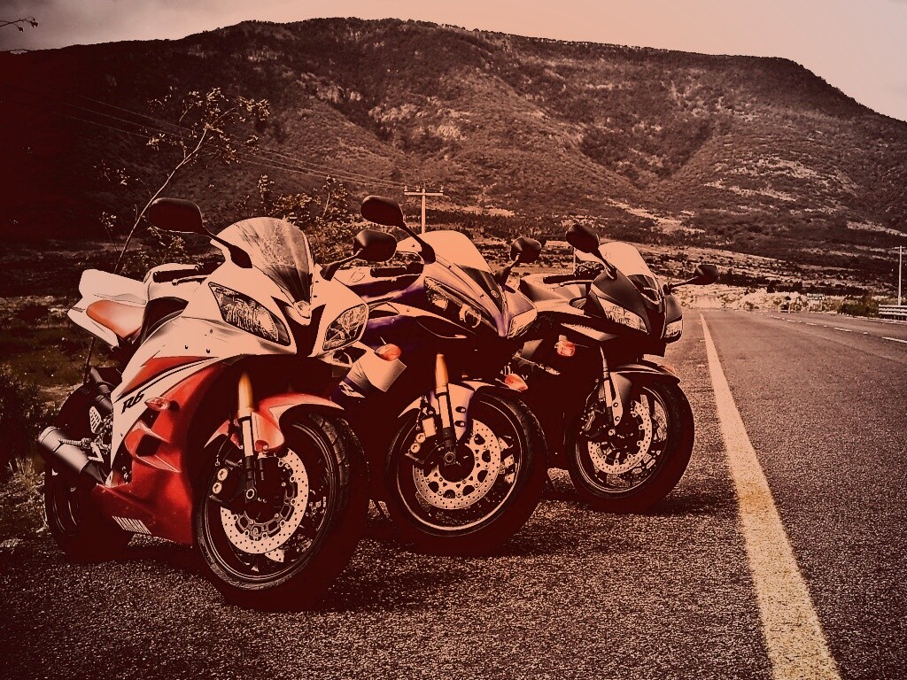 Раллийные мотоциклы на дороге обои