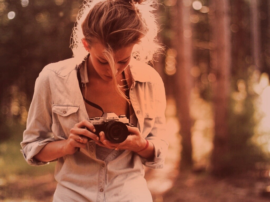 Девушка-фотограф обои
