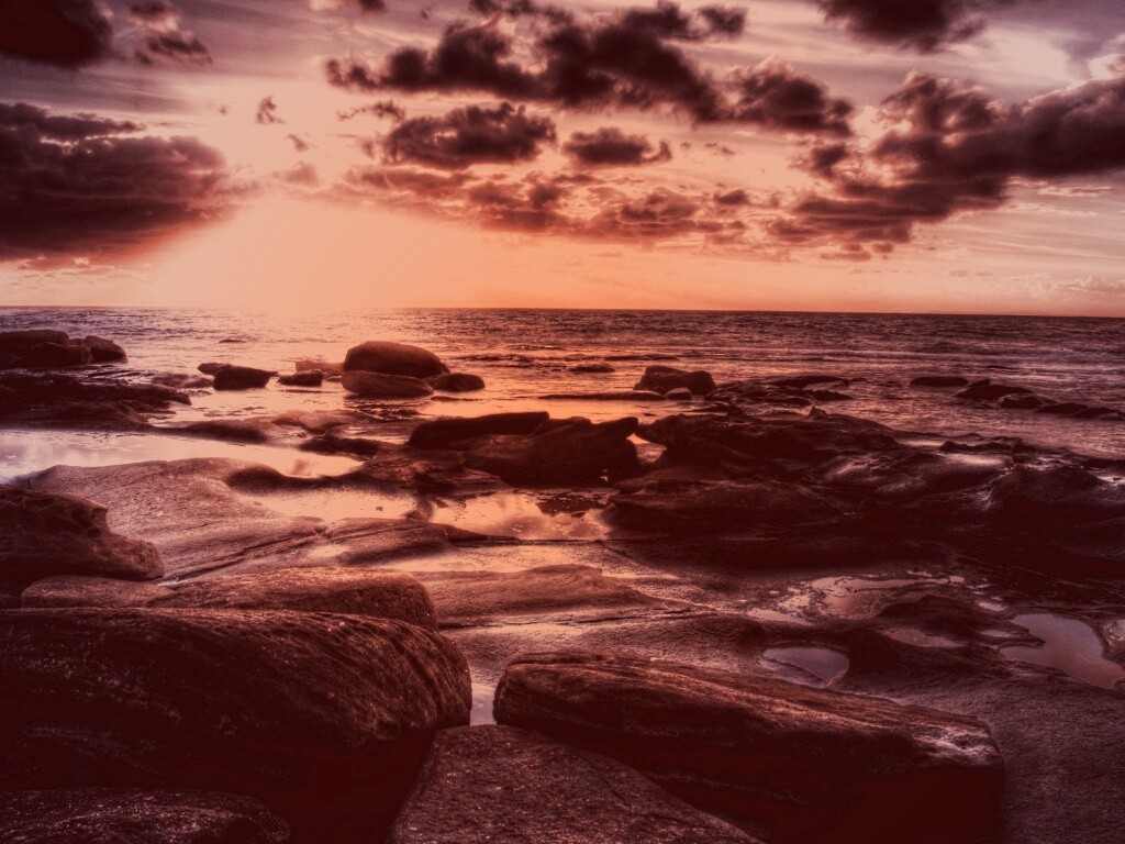 Каменистый берег на закате обои