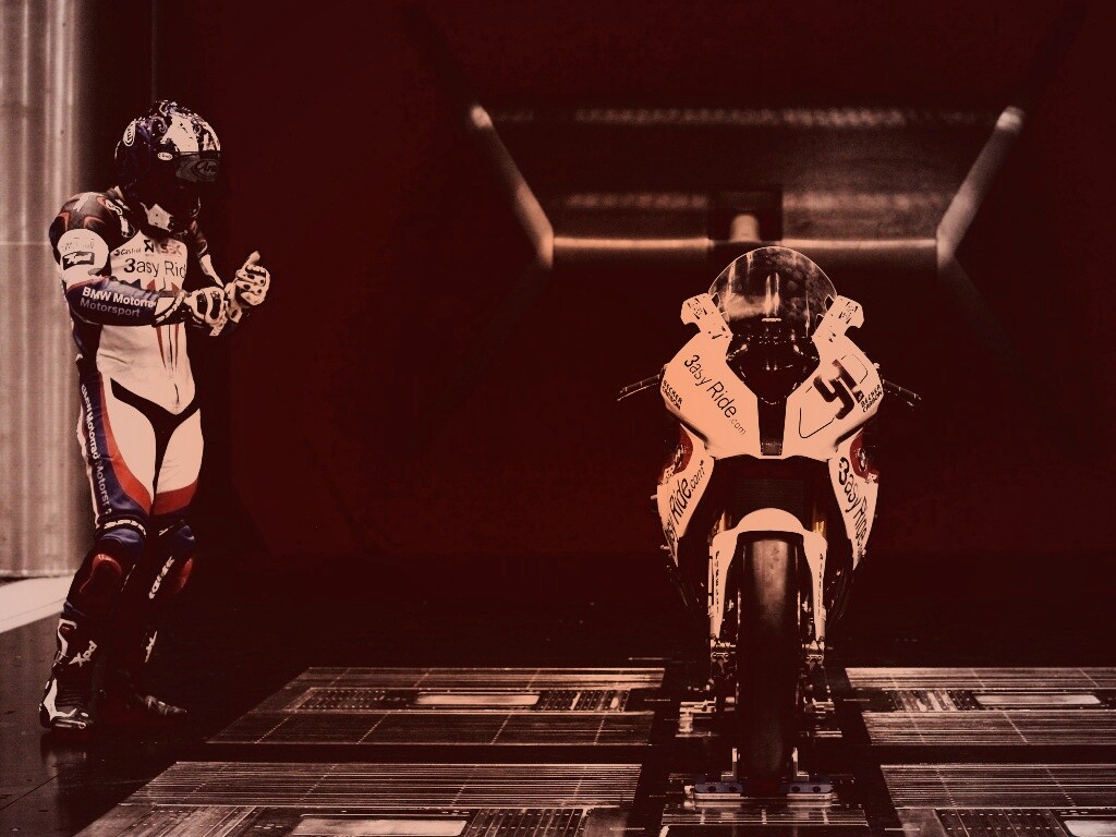 Мотоцикл на тестовом стенде обои