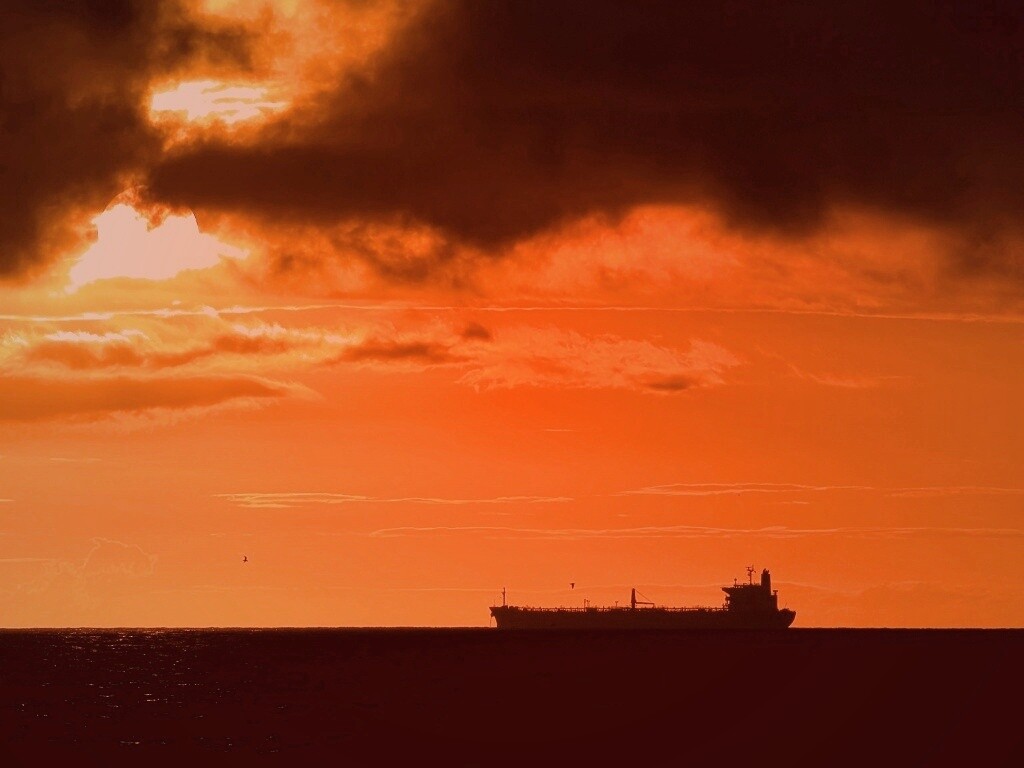 Баржа на закате обои