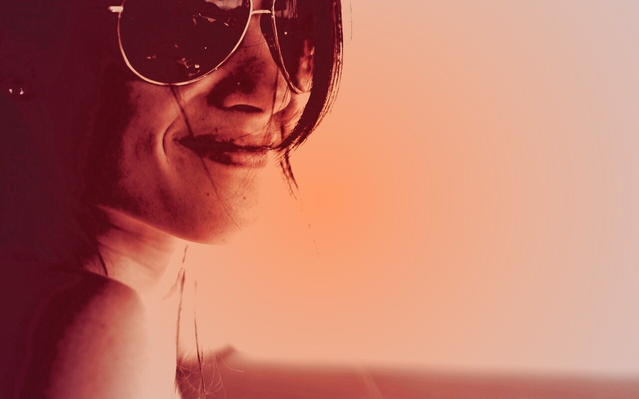 Девушка в очках обои