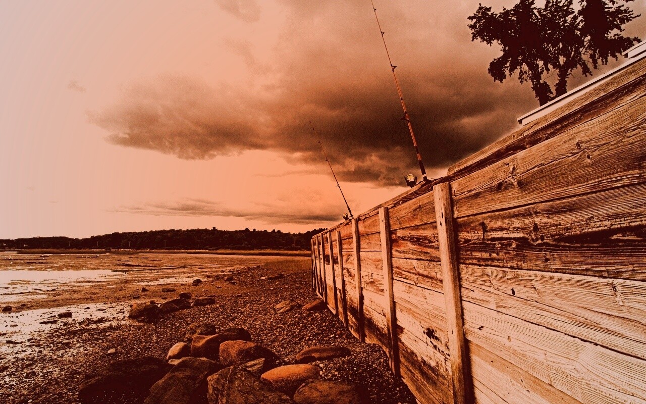 Отлив у деревянной набережной обои