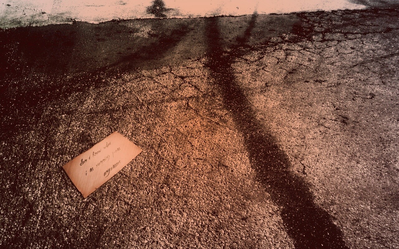 Записка на асфальте обои