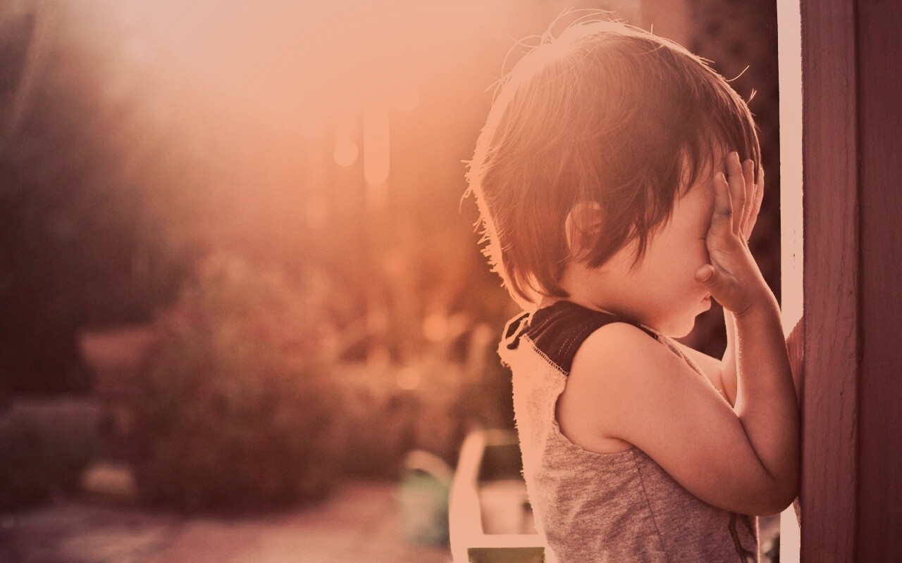 Малыш играет в прятки обои