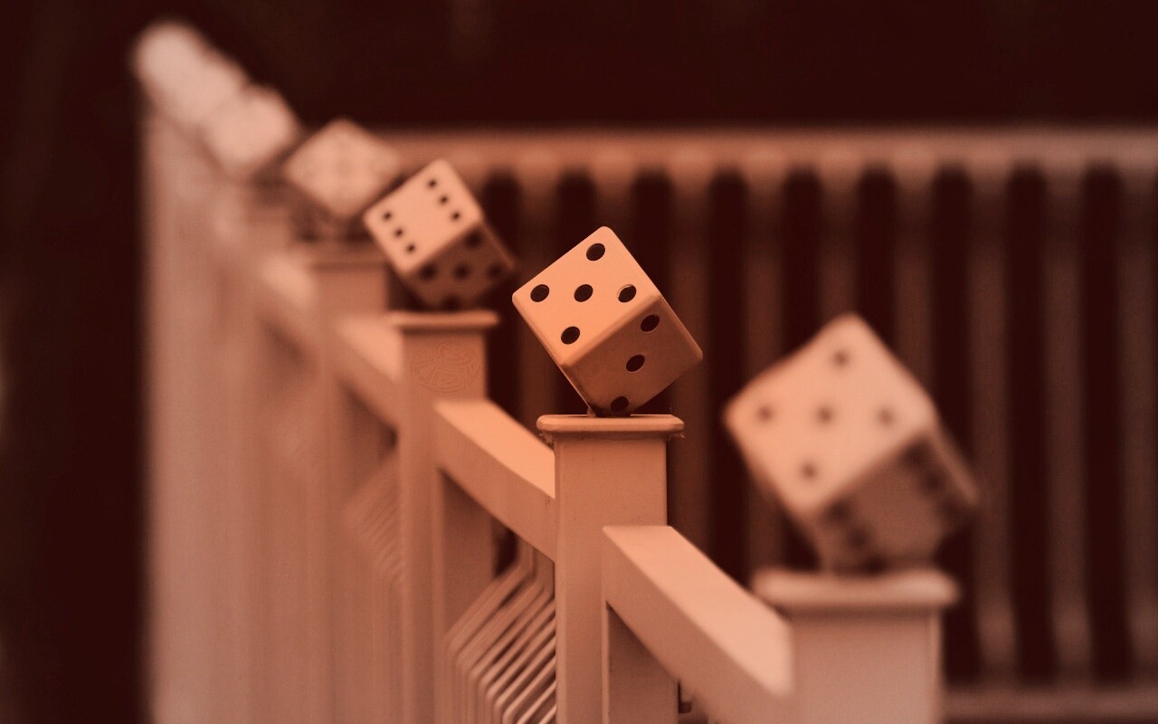 Игральные кости украшающие перила обои