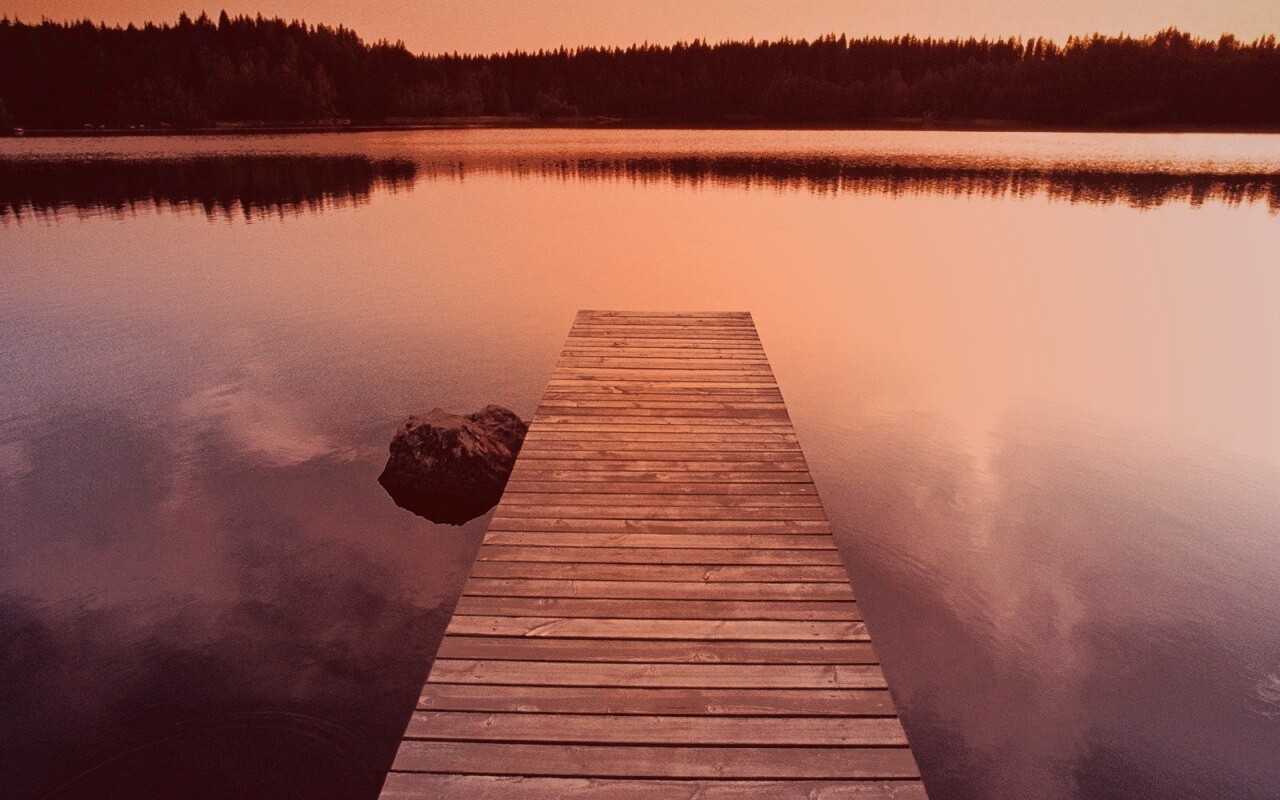 Деревянный пирс на озере обои