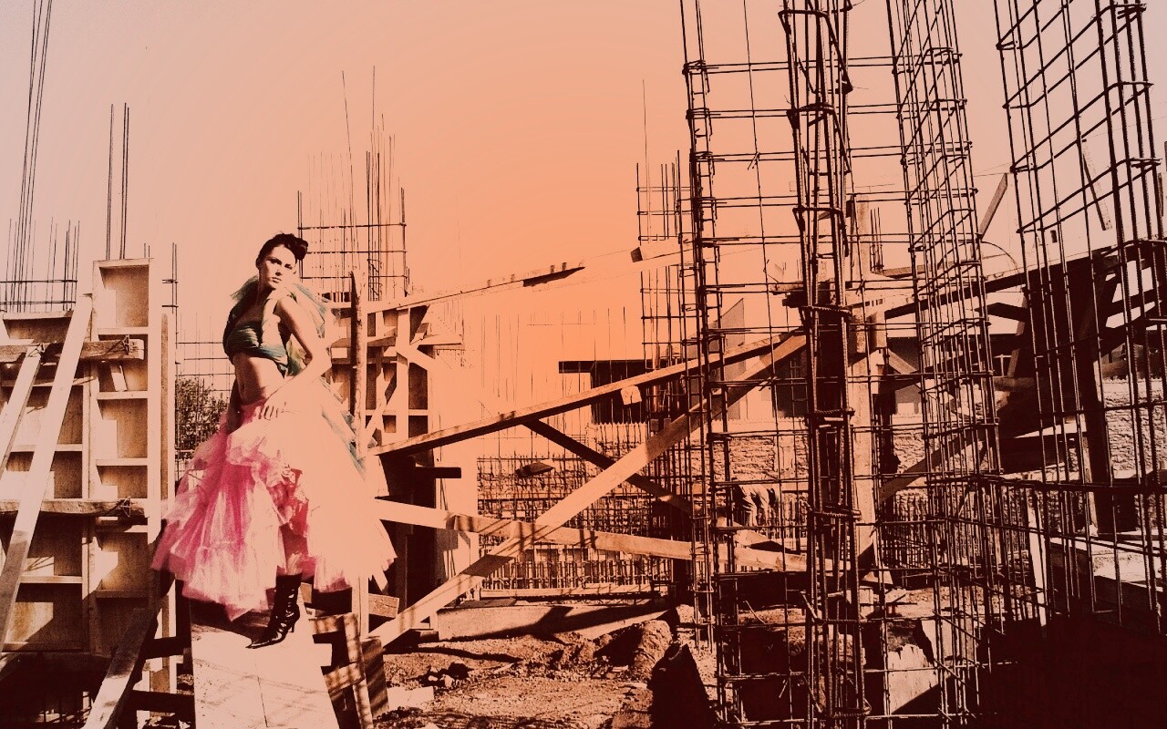 Девушка на стройке обои