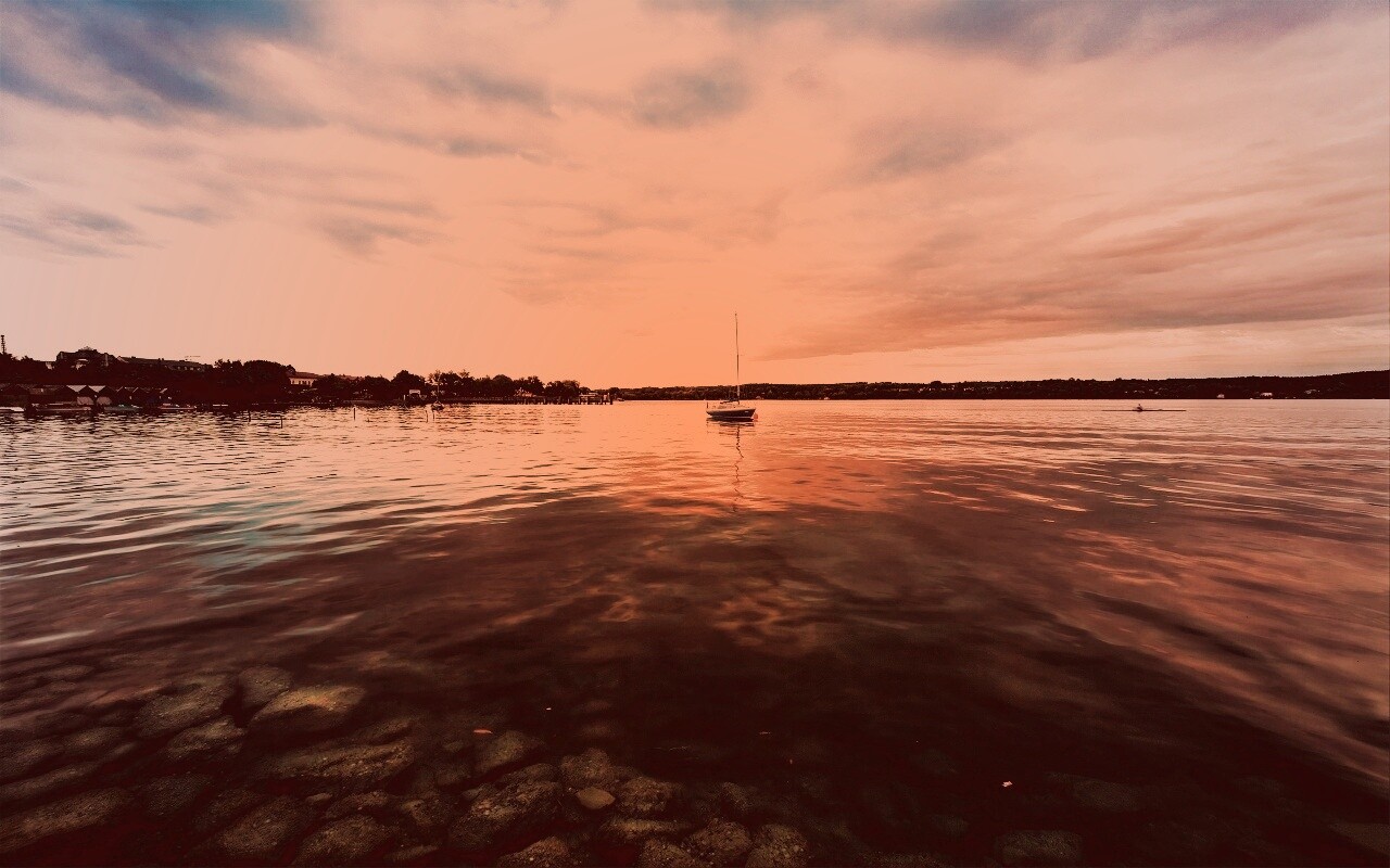 Яхта на озере обои