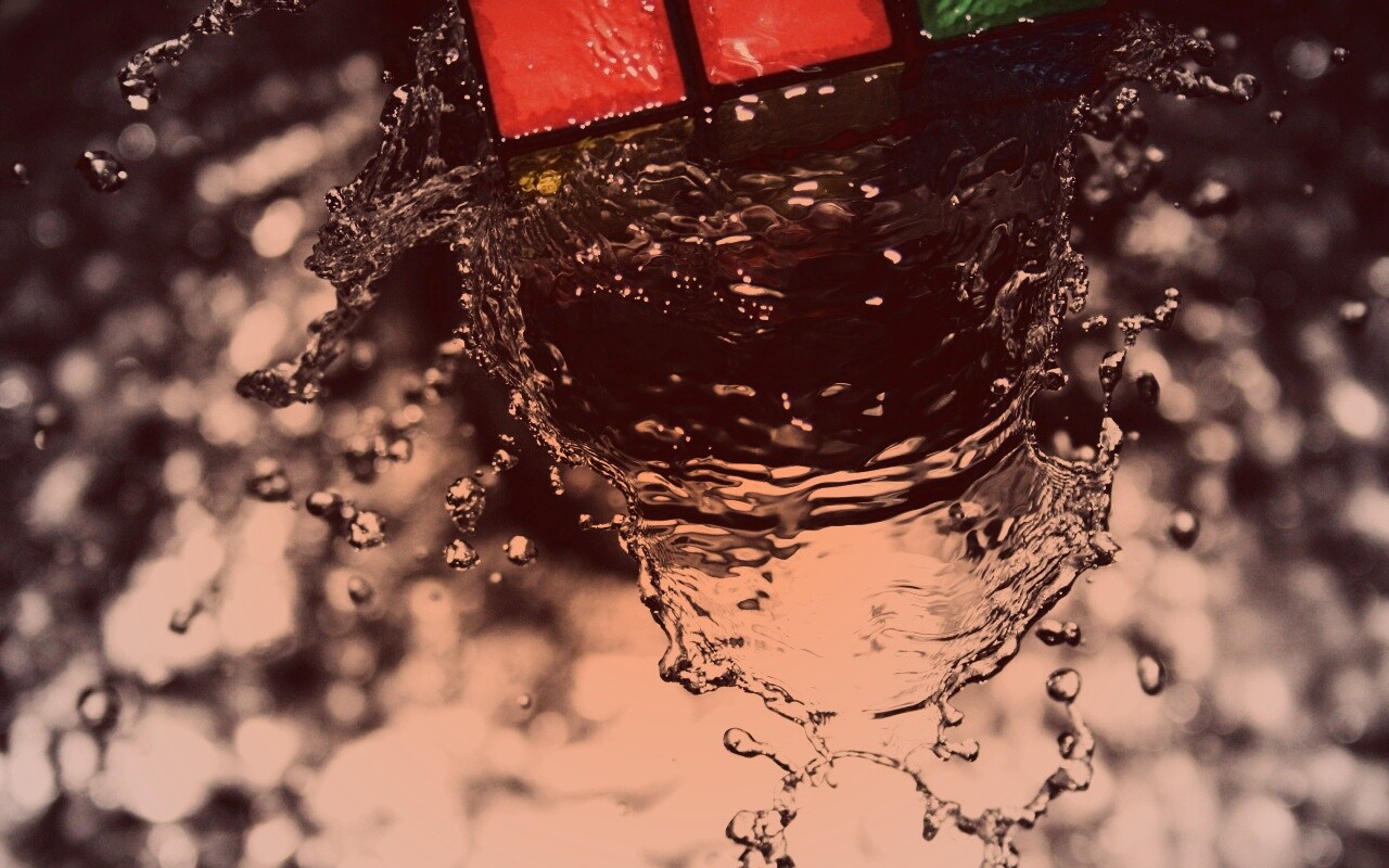 Кубик рубика в воде обои