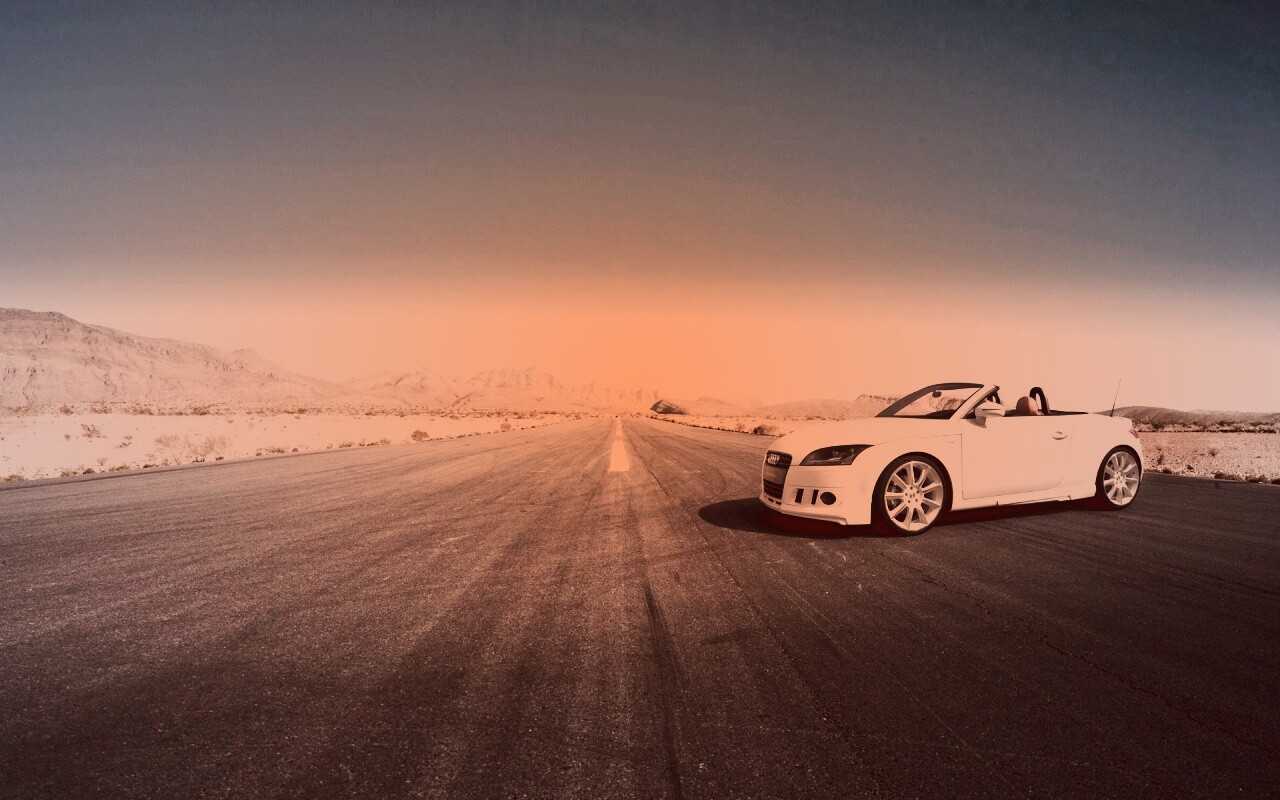 Кабриолет Ауди на пустынной дорге обои