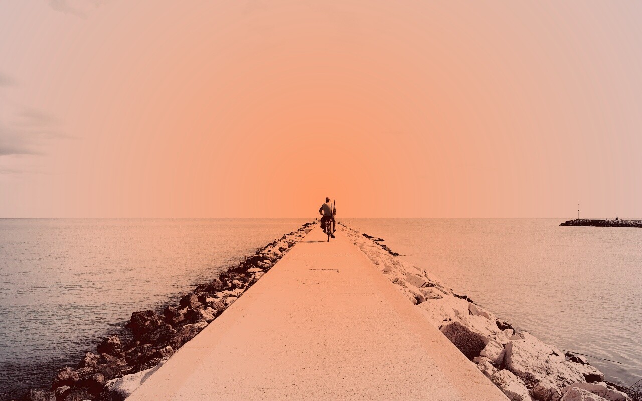 Велосепидист на волнорезе обои