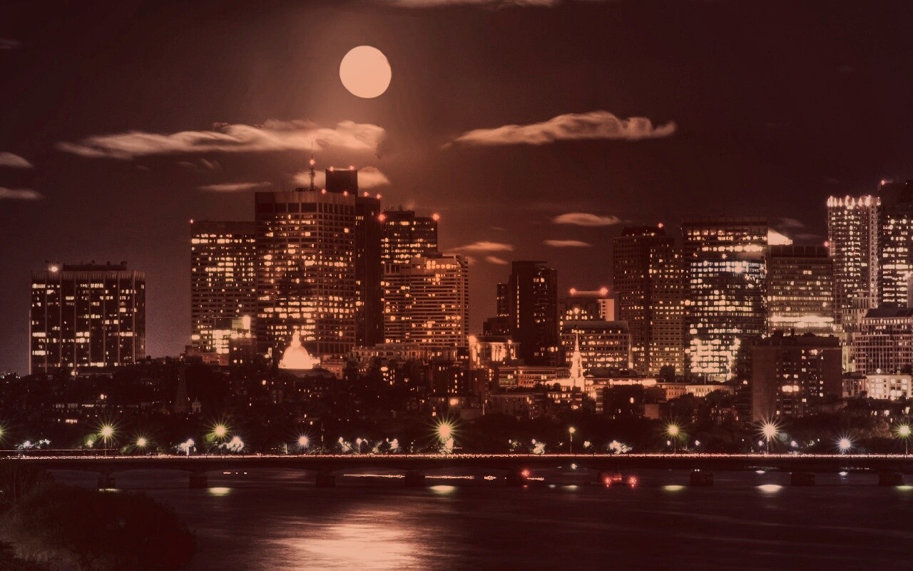 Луна над мегаполисом обои