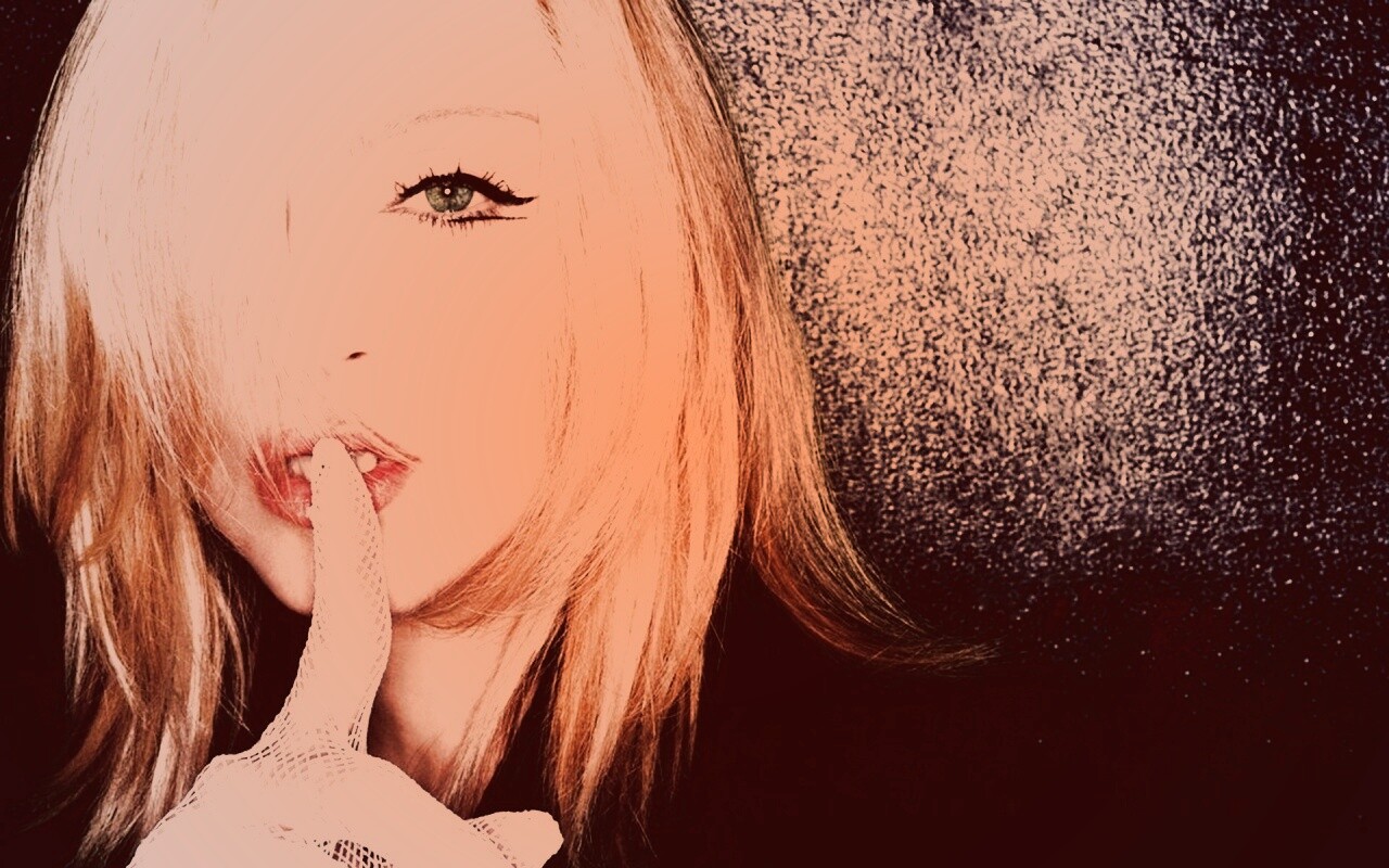 Мадонна прикладывает палец к губам обои