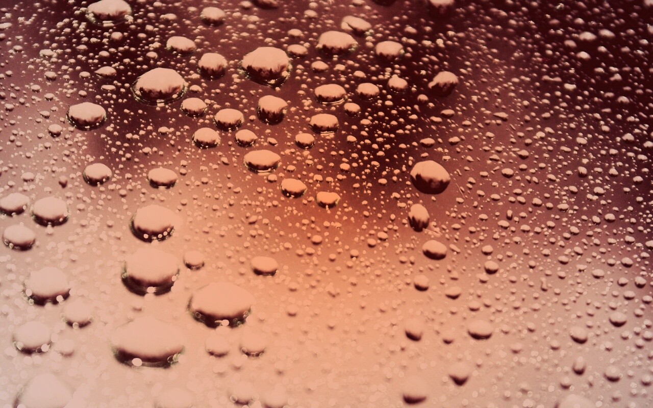 Капли воды на поверхности стекла обои