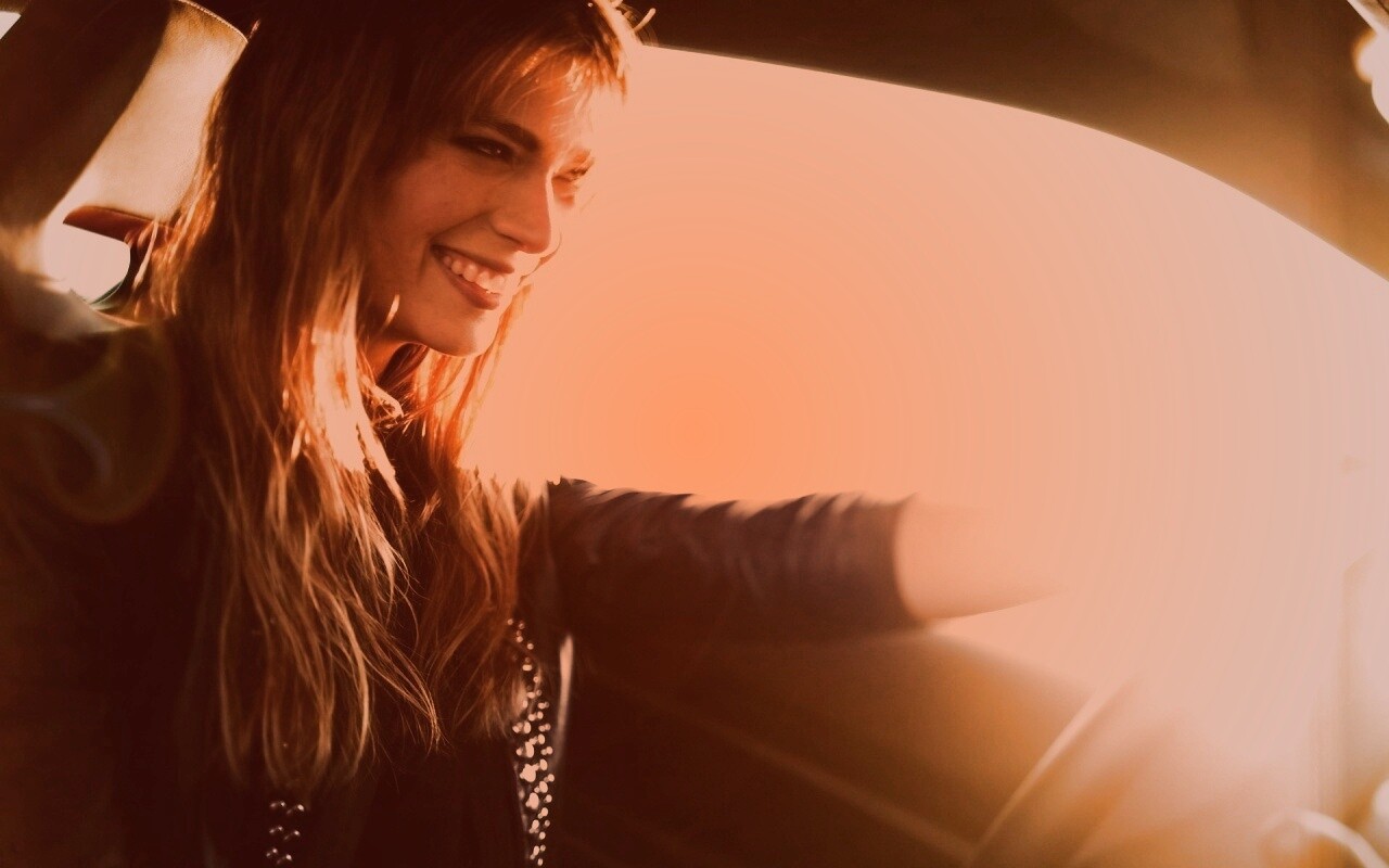 Девушка за рулем автомобиля обои