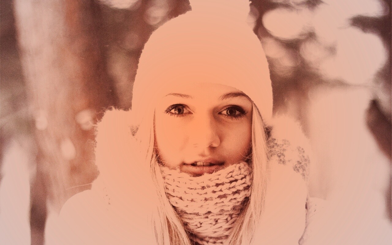 Девушка в белом в снежном лесу обои