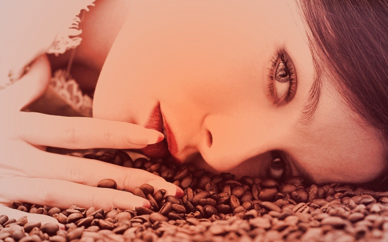 Соблазнительная девушка с кофейными зернами обои