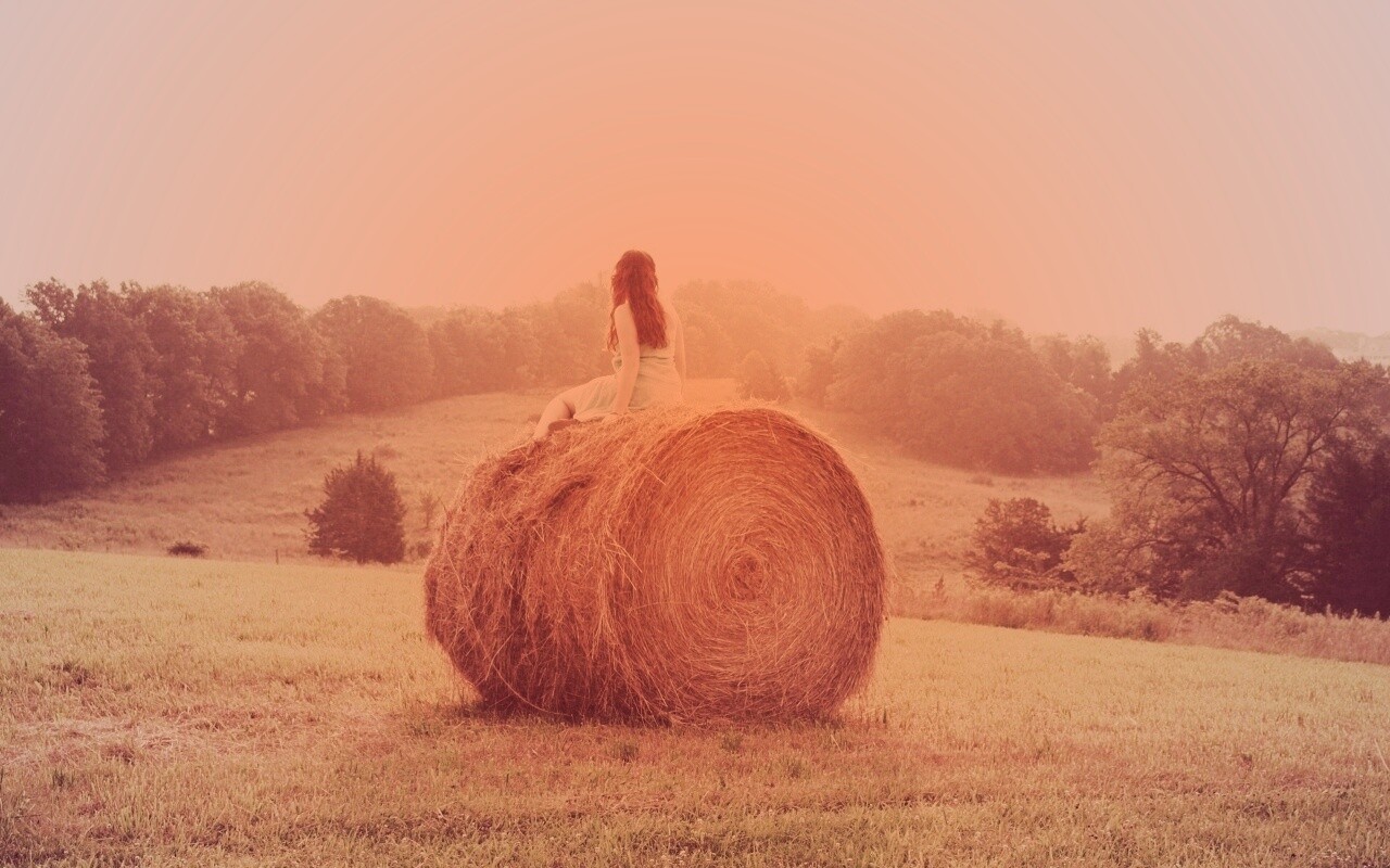 Девушка на снопе сена обои